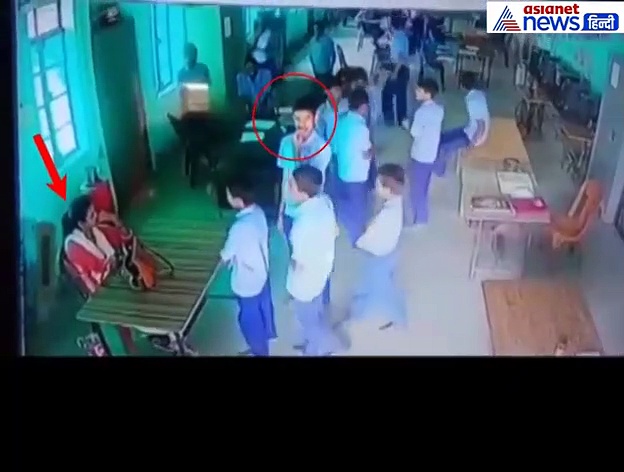 शर्मनाक: थोड़ी सी नोकझोंक और स्टूडेंट्स ने महिला टीचर को दौड़ा-दौड़ाकर पीटा