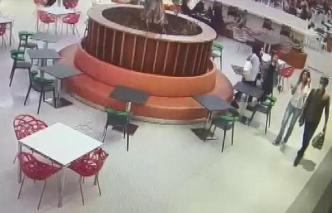 Son dakika haberleri! ŞİŞLİ'DE AVM'DEKİ CEP TELEFONU HIRSIZI KAMERADA