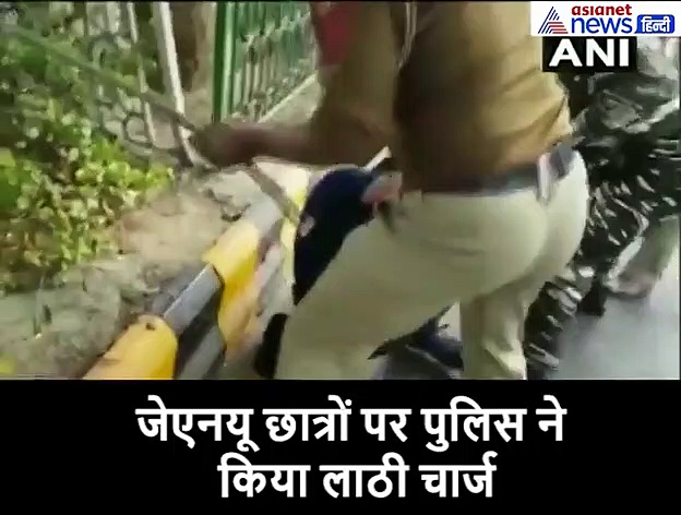 फीस बढ़ोत्तरी के विरोध में मार्च कर रहे छात्रों पर,  पुलिस ने किया लाठी चार्ज