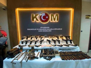 Diyarbakır'da yasa dışı silah ticareti operasyonunda ele geçirilenler sergilendi