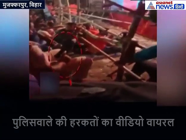 वर्दी के नशे में सब भूल गया पुलिसवाला, लड़कियों के सामने किया शर्मनाक कारनामा