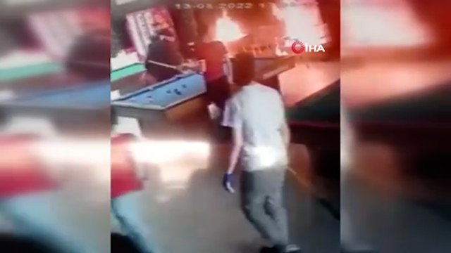 4 bin TL alacağı için bilardo salonunu ateşe verdi: Dehşet anları güvenlik kamerasında