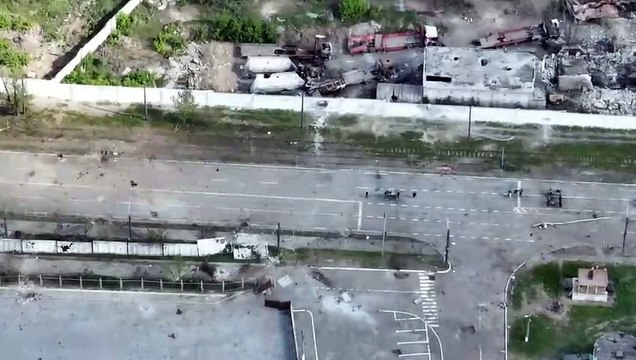 Soldados ucranianos deixam Azovstal. Eis as imagens