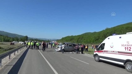 Minibüs ile otomobilin çarpışması sonucu 2 kişi öldü, 12 kişi yaralandı (2)
