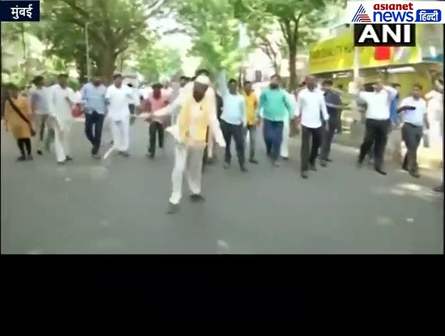 महाराष्ट्र में सियासी घमासान के बीच इस मांग को लेकर किसानों का हंगामा