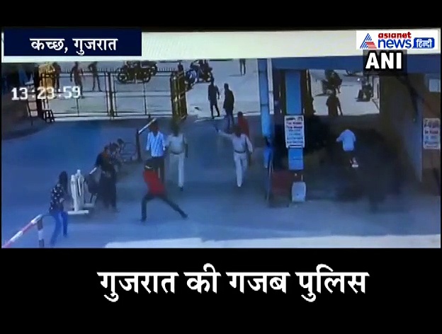 देखिए 'बहादुर पुलिसवाले' कैसे चुपचाप खड़े रहे और गुंडे तांडव करते रहे