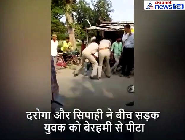 चाचा को बेरहमी से पीटते रहे पुलिसवाले, डरा मासूम भागता रहा इधर-उधर- Video