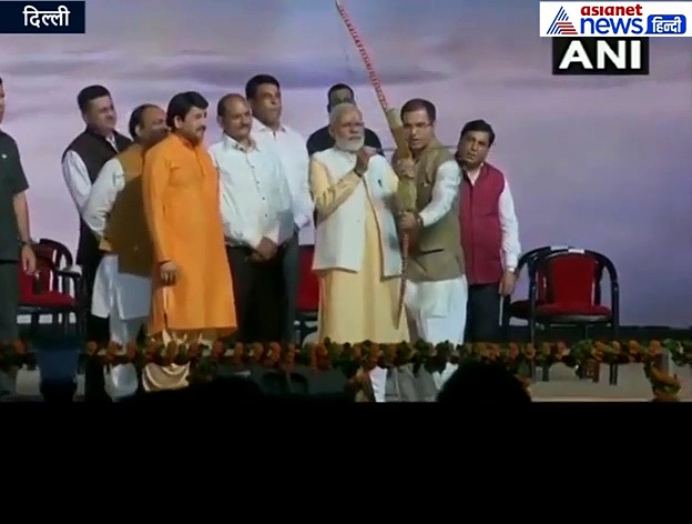 Video : मोदी ने 107 फीट ऊंचे रावण का किया दहन