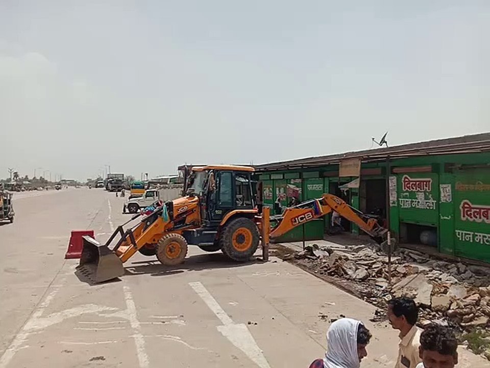 दौसा. टीटोली टोल प्लाजा से प्रशासन ने हटाया अति...