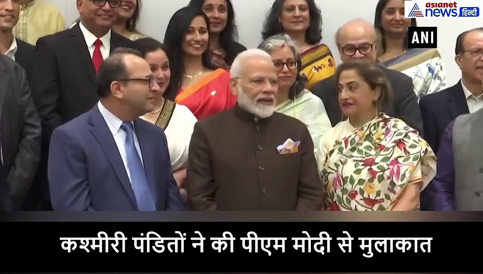 जब भावुक कश्मीरी पंडित ने चूमा पीएम का हाथ