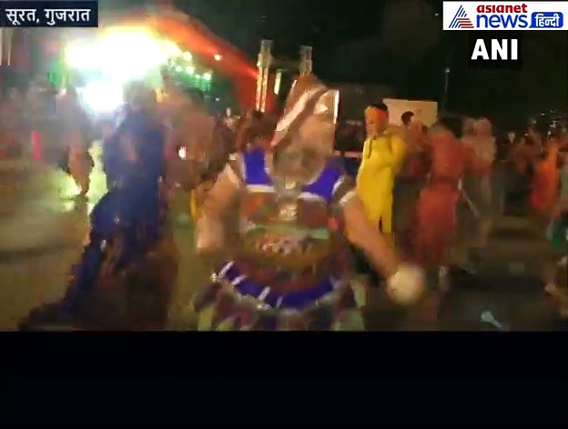 लड़कियों ने लगाया मोदी का मुखौटा और फिर गरबा में मचा दी धूम