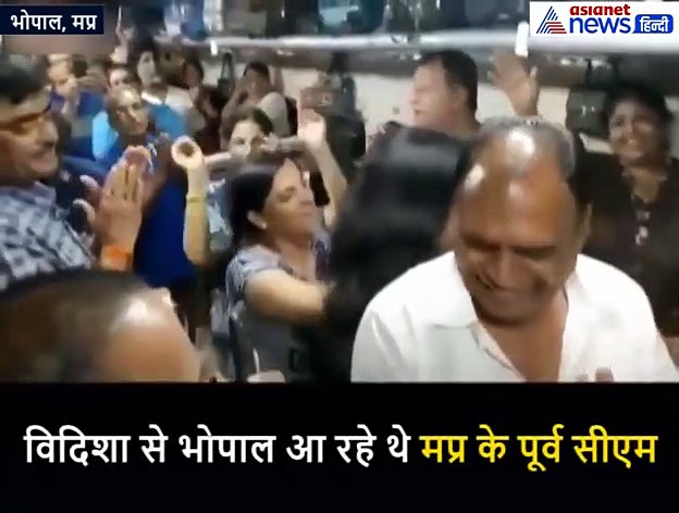 ट्रेन में भजन गाते मिले मामा बोले तो, मप्र के पूर्व CM शिवराज सिंह चौहान