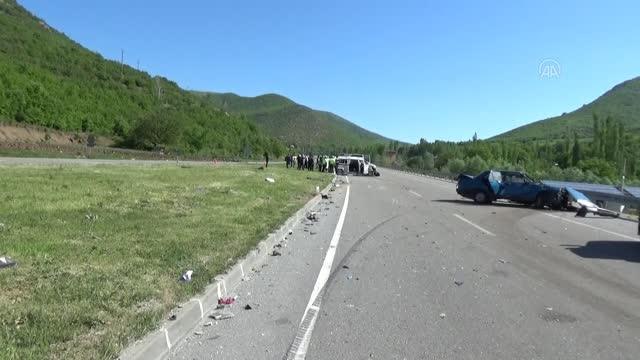 Minibüs ile otomobilin çarpışması sonucu 2 kişi öldü, 12 kişi yaralandı (3)