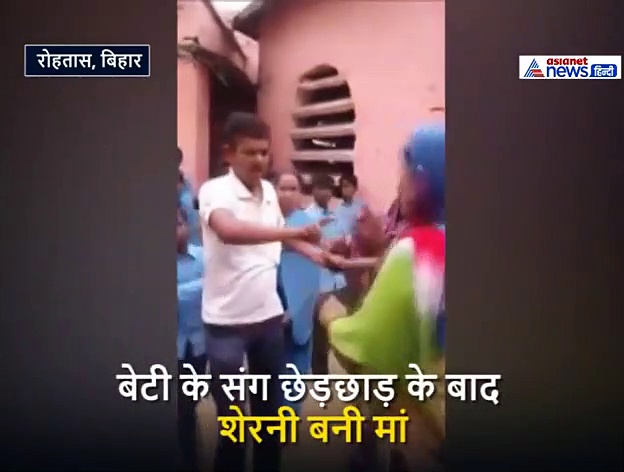 यहां-वहां भागते फिरे हेडमास्टरजी, लेकिन महिला पीछे-पीछे चांटे और सैंडल बरसाती रही