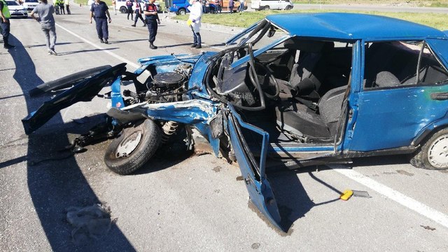 Kavşakta feci kaza: 2 ölü, 12 yaralı