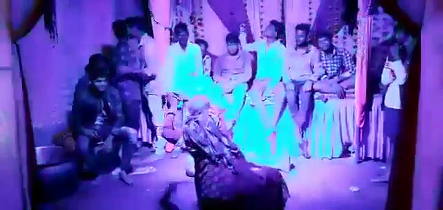 महिला बने दोस्त के संग नागिन डांस करते हुए युवक की मौत