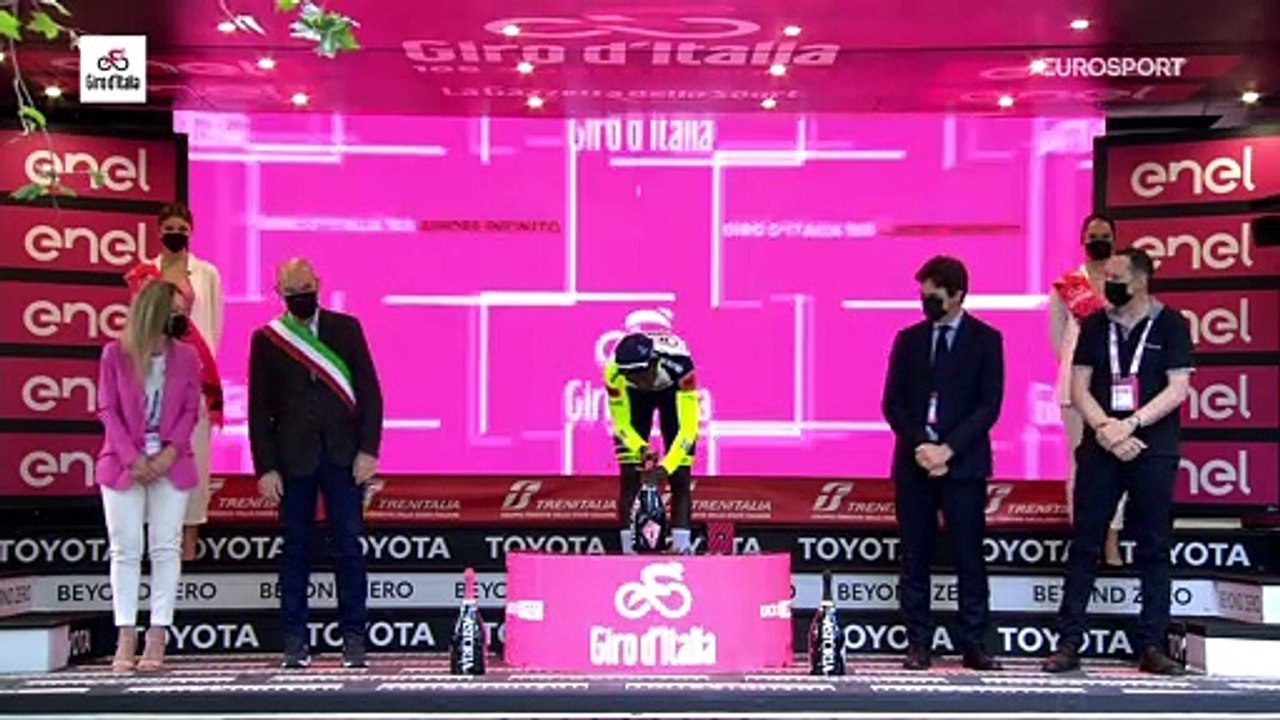 Tour d'Italie: Vainqueur de la 10e étape, Biniam Girmay conduit à l'hôpital après sa victoire à cause d'une bouteille de prosecco - VIDEO