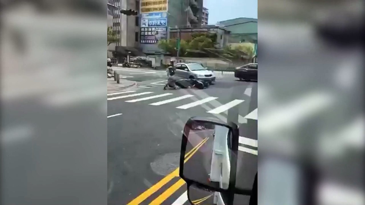 女駕駛撞倒騎士 穿小可愛衝下車11秒片網看傻：氣都消了