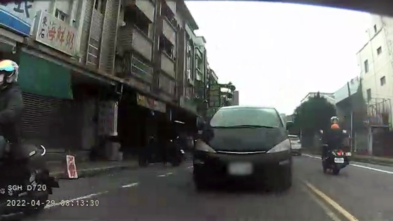女騎士狂鑽車 他怒嗆「別跨越雙黃線」 網笑喊：可原諒