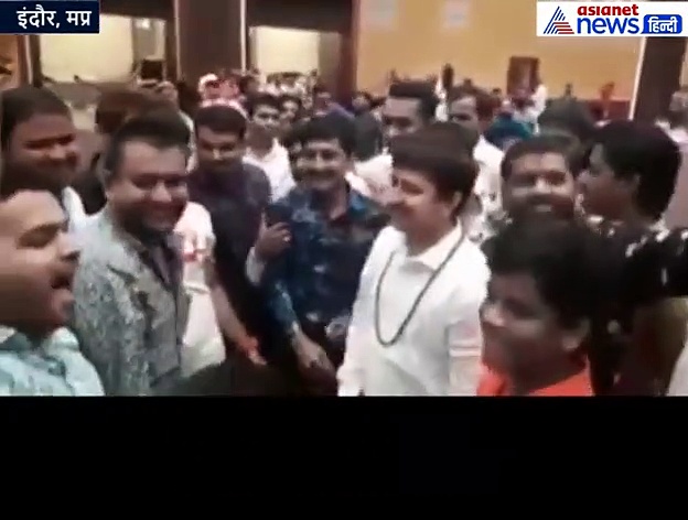 'नायक नहीं खलनायक हूं मैं' पर भाजपा के यंग MLA का डांस हुआ वायरल