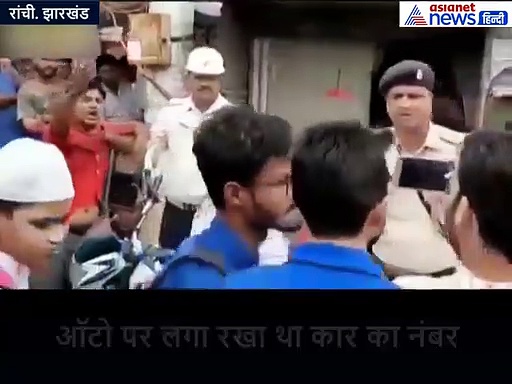 वायरल वीडियो: ट्रैफिक वाले ने कॉलर पकड़कर कहा-जुर्माना भरते हो कि नहीं?