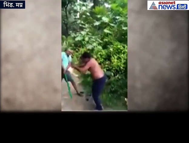 साइकिल के टायरों की माला पहनाकर बीच सड़क दौड़ा-दौड़ाकर पीटा