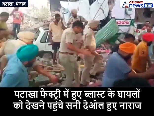 पत्रकारों की धक्का-मुक्की देखकर भड़के देओल-'समझ में नहीं आता मैं जानवर हूं या आप'