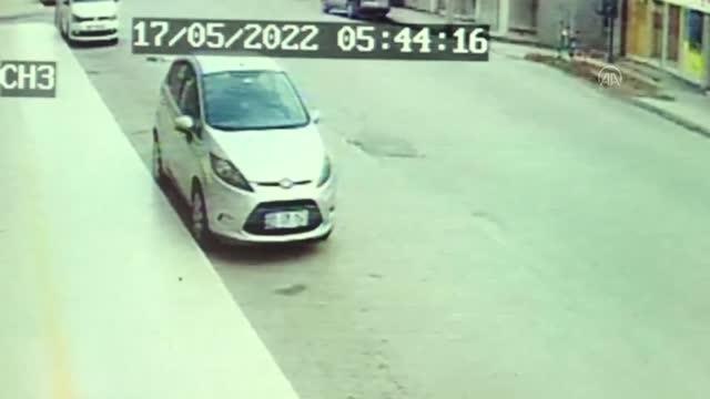 Otobüs ve motosikletin yoldaki çukura düşmesi kamerada