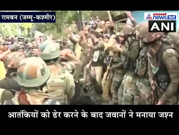 जम्मू-कश्मीर: जवानों ने आतंकियों को ढेर कर कुछ इस तरह मनाया जश्न, देखें वीडियो