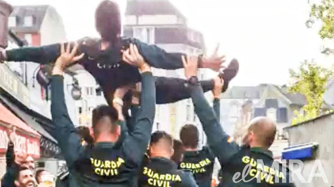 Las indignantes imágenes de agentes de la Guardia Civil haciendo mofa del Cristo de la Muerte en Lourdes