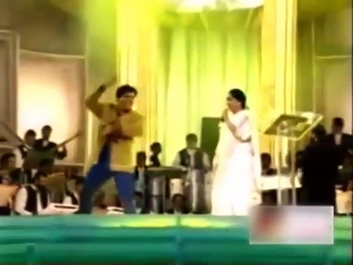 VIDEO: आशा भोसले के जन्मदिन पर सिंगर के गाने पर जमकर नाचा ये एक्टर