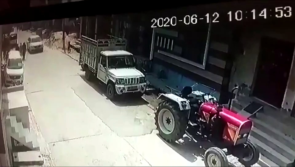 CCTV : 18 साल की लड़की का 10 सेकंड में किडनैप, काम ना आ सका मां का संघर्ष