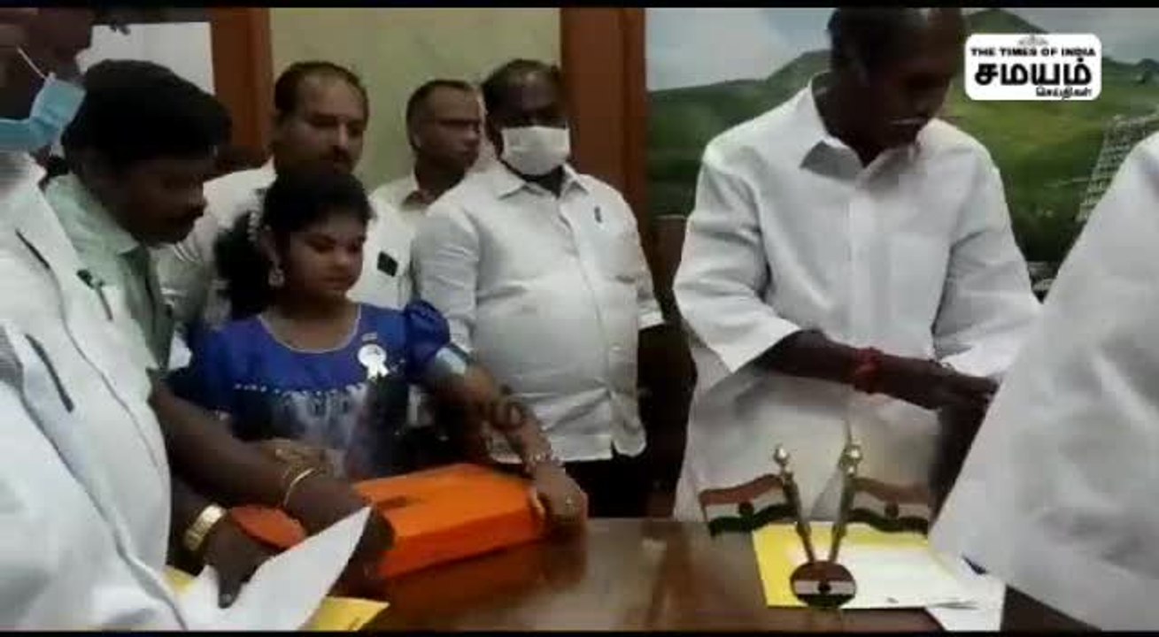 "தமிழ் எழுத்துக்களை வைத்து பாடல்" மாணவியின் அசர வைக்கும் சாதனை; புதுச்சேரி CM பாராட்டு!