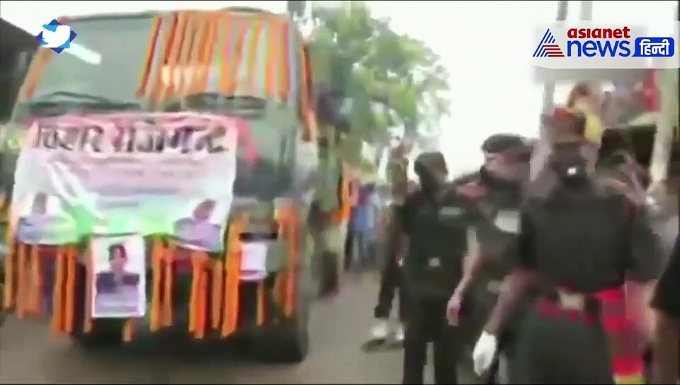 शहादत को नमन: शहीद की अंतिम यात्रा में उमड़ा पूरा गांव, छतों पर ख़ड़े होकर बरसाए फूल