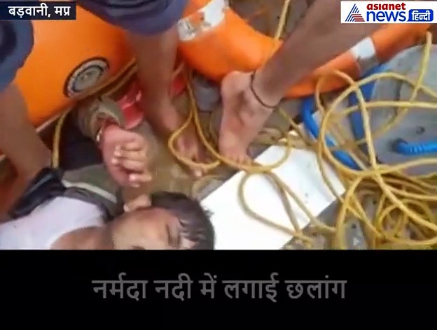 किसी लड़की को सर्च कर रही थी रेस्क्यू टीम, तभी एक युवक ने भी लगा दी नर्मदा में छलांग
