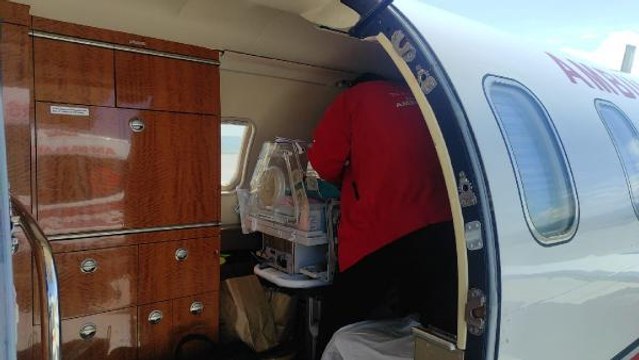2 GÜNLÜK BEBEK, AMBULANS UÇAKLA KARS'TAN İSTANBUL'A GÖTÜRÜLDÜ