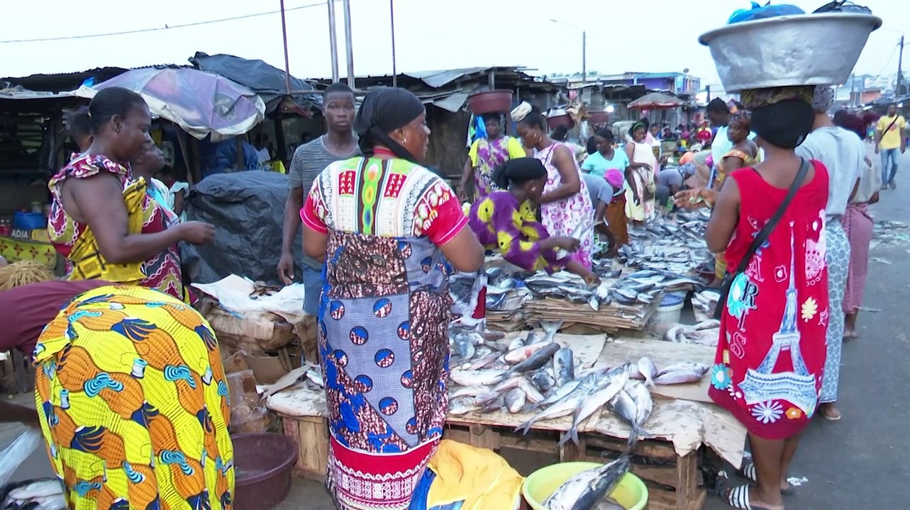 Carton rouge : installation anarchique des commerçants sur le trottoir, cas de Yopougon-Siporex