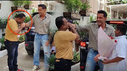 Bobby Deol का Fan हुआ Crazy, हाथ पर लगातार kiss karte Full Video viral | Boldsky