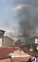 SULTANBEYLİ'DE BİNANIN ÇATISINDA TADİLAT SIRASINDA YANGIN