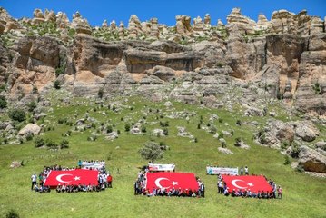 Diyarbakır'da Türk bayraklarıyla "Gençlik Yürüyüşü" yapıldı