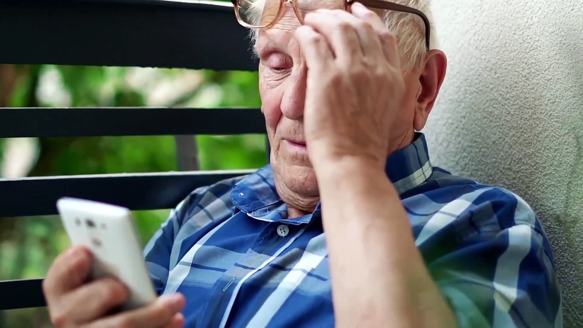 मोबाइल और कंप्यूटर कर रहे हैं आंखों की रोशनी कम, एक्सपर्ट की इन टिप्स को अभी से करें फॉलो