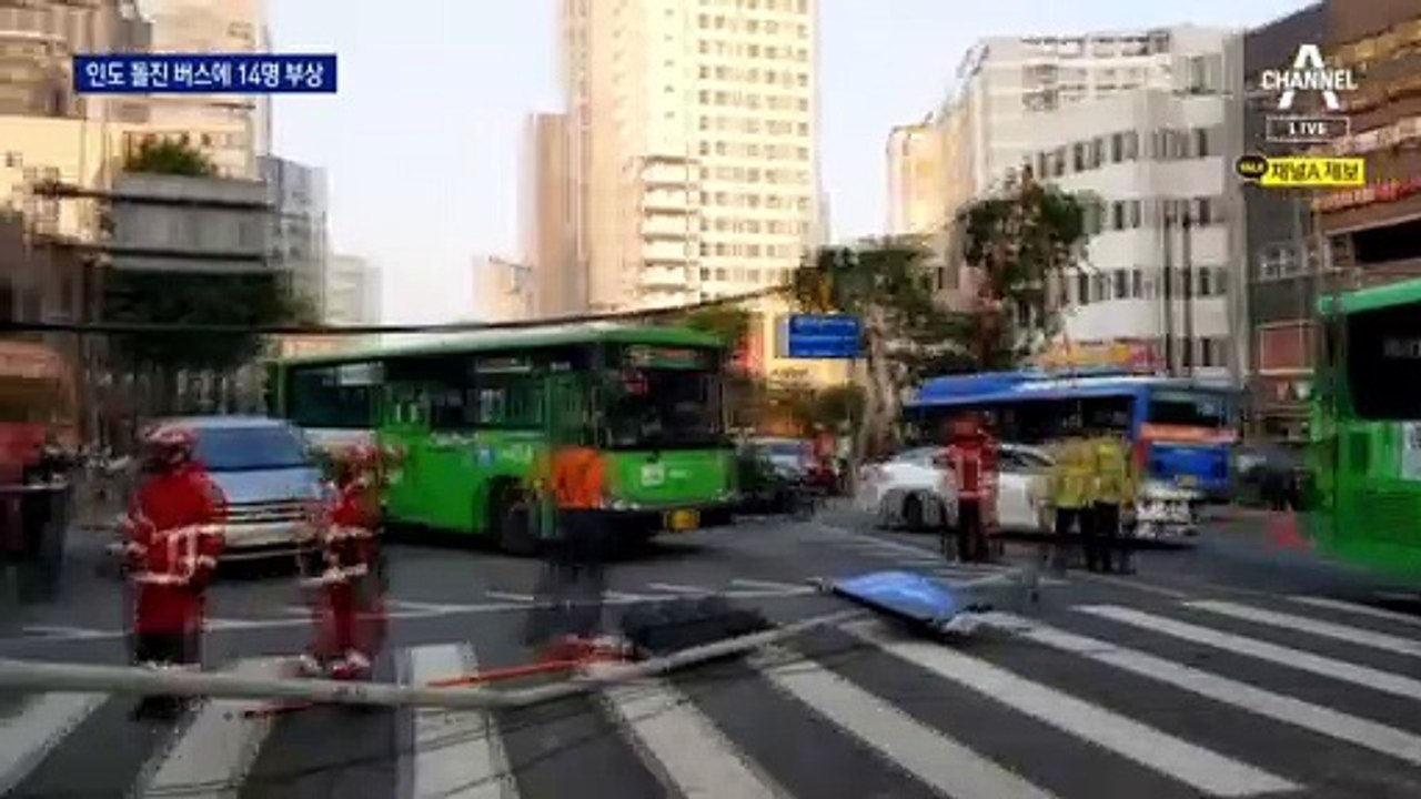 퇴근길 버스, 승용차 충돌 뒤 인도 돌진…14명 부상
