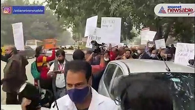 Journalists protest seeking access to Parliament