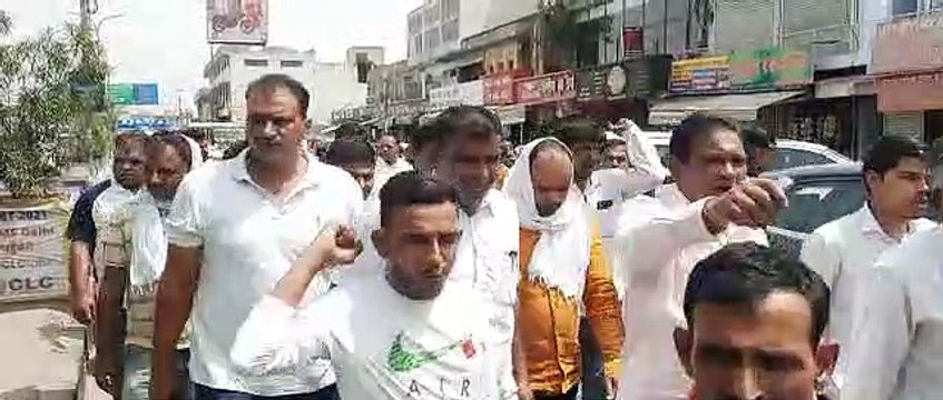 अल्पसंख्यक छात्रावास का ग्रामीणों ने किया विरोध, रैली निकालकर जताया आक्रोश