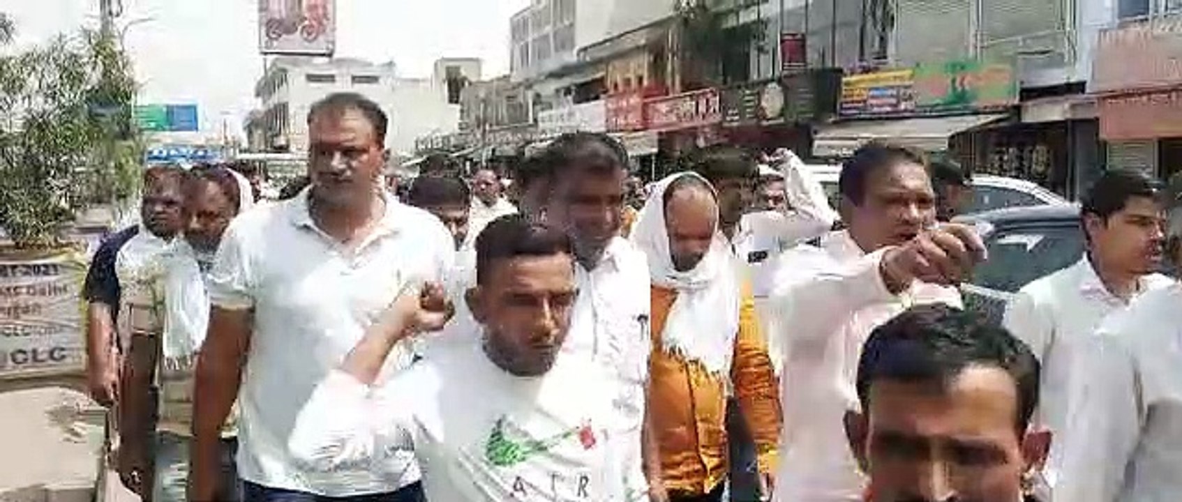 अल्पसंख्यक छात्रावास का ग्रामीणों ने किया विरोध, रैली निकालकर जताया आक्रोश