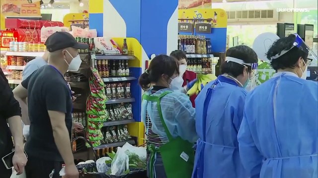 Жителям Шанхая разрешили ненадолго выходить из домов