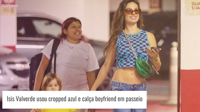 Isis Valverde aposta em cropped e calça de cintura baixa para passeio com filho. Fotos do look!