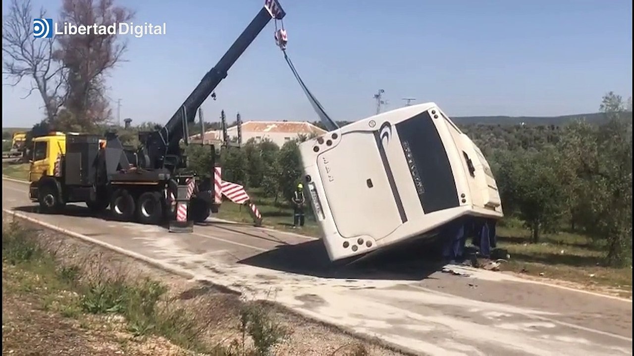 Dos muertos y tres heridos graves al volcar un autobús con una veintena de temporeros en Sevilla