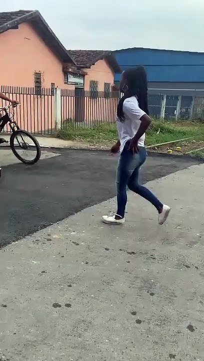 Une Municipalité brésilienne bétonne un passage à niveau... alors que la voie ferrée est toujours utilisée
