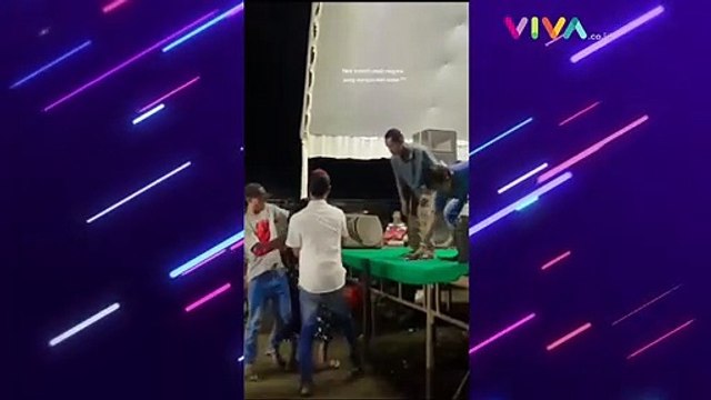 Viral! Istri Paksa Suami Turun dari Panggung Hiburan